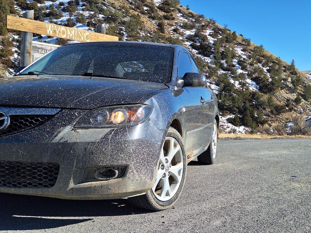 Mazda, barro y camino